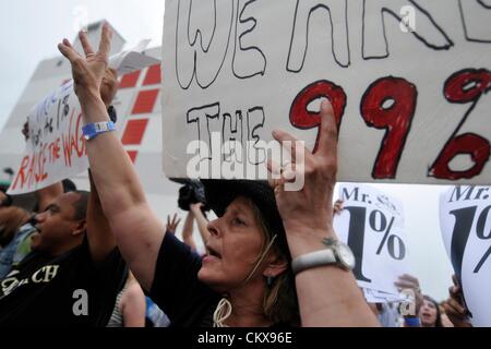 26. August 2012. Demonstranten marschieren auf der Eröffnungsfeier der Republican National Convention, Sonntag, 26. August 2012 in St. Petersburg, FL. Hunderte von Demonstranten marschierten durch die Straßen von St. Petersburg aus Mirror Lake, Tropicana Field. Stockfoto