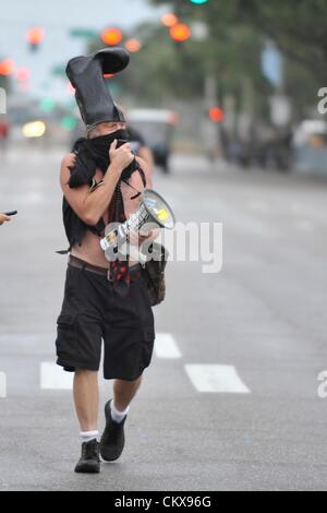 26. August 2012. Demonstranten marschieren auf der Eröffnungsfeier der Republican National Convention, Sonntag, 26. August 2012 in St. Petersburg, FL. Hunderte von Demonstranten marschierten durch die Straßen von St. Petersburg aus Mirror Lake, Tropicana Field. Stockfoto