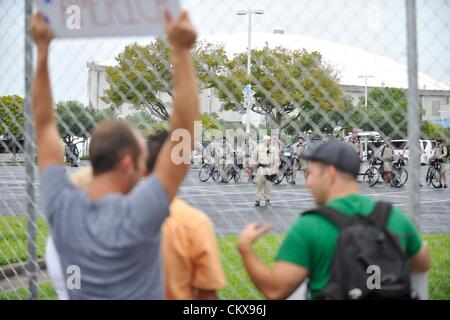 26. August 2012. Demonstranten marschieren auf der Eröffnungsfeier der Republican National Convention, Sonntag, 26. August 2012 in St. Petersburg, FL. Hunderte von Demonstranten marschierten durch die Straßen von St. Petersburg aus Mirror Lake, Tropicana Field. Stockfoto