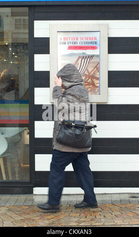 27. August 2012 gehalten nassen und windigen Wetter in Blackpool an den letzten Sommer Feiertag des Jahres die Urlaub Massen entfernt. Getränkten Shopper vorbei ein sehr ironischen Zeichen im Zentrum Stadt. Bildnachweis: Kevin Walsh / Alamy Live News Stockfoto