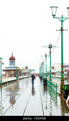 27. August 2012 gehalten nassen und windigen Wetter in Blackpool an den letzten Sommer Feiertag des Jahres die Urlaub Massen entfernt. Man kämpft gegen seinen Weg entlang der North Pier. Stockfoto