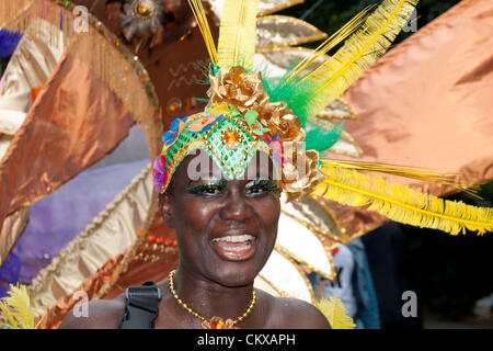 London, UK. 27.08.12. Darsteller tanzen entlang der Route der Notting Hill Carnival.  Bildnachweis: Pete Maclaine / Alamy Live News Stockfoto