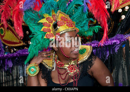 London, UK. 27.08.12. Darsteller tanzen entlang der Route der Notting Hill Carnival.  Bildnachweis: Pete Maclaine / Alamy Live News Stockfoto