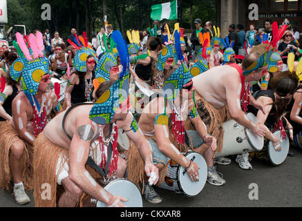 London, UK. 27.08.12. Darsteller tanzen entlang der Route der Notting Hill Carnival.  Bildnachweis: Pete Maclaine / Alamy Live News Stockfoto