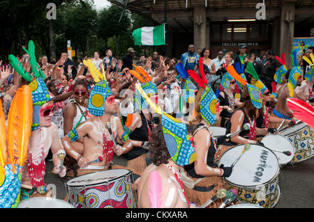 London, UK. 27.08.12. Darsteller tanzen entlang der Route der Notting Hill Carnival.  Bildnachweis: Pete Maclaine / Alamy Live News Stockfoto