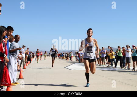 26. August 2012. Läufer Andrew Acosta 24 aus Los Angeles Kalifornien gewinnt die Herren Elite USATF Southern California Association Straße Meile Championships in eine Mens offen Streckenrekord von 3:58.98 für die geraden Meile Stockfoto