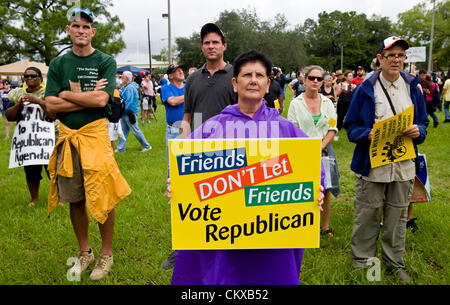 27. August 2012 - Tampa, FL, USA - Personen Zeichen in einem Park, wo 5.000 Demonstranten erwartet wurden, um für den "Marsch auf die RNC" am Morgen von dem geplanten Beginn der Republican National Convention 2012 zu sammeln.  Die tatsächliche Demonstrant Wahlbeteiligung war aufgrund Tropensturm Warnungen ein paar hundert. Stockfoto