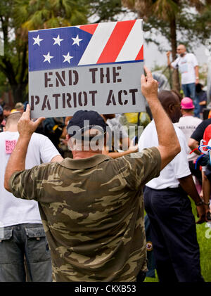 27. August 2012 - Tampa, FL, USA - Personen Zeichen in einem Park, wo 5.000 Demonstranten erwartet wurden, um für den "Marsch auf die RNC" am Morgen von dem geplanten Beginn der Republican National Convention 2012 zu sammeln.  Die tatsächliche Demonstrant Wahlbeteiligung war aufgrund Tropensturm Warnungen ein paar hundert. Stockfoto