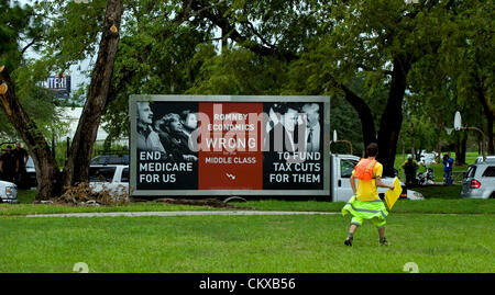 27. August 2012 rollt - Tampa, FL, USA - A mobile Plakatwand vorbei an den Park, wo ein erwarteten 5.000 Demonstranten wurden für den "Marsch auf die RNC" am Morgen von dem geplanten Beginn der Republican National Convention 2012 zu sammeln.  Die tatsächliche Demonstrant Wahlbeteiligung war aufgrund Tropensturm Warnungen ein paar hundert. Stockfoto