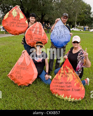 27. August 2012 - Tampa, FL, USA - Menschen halten Regentropfen-förmige Zeichen in einem Park, wo 5.000 Demonstranten erwartet wurden, um für den "Marsch auf die RNC" am Morgen von dem geplanten Beginn der Republican National Convention 2012 zu sammeln.  Die tatsächliche Demonstrant Wahlbeteiligung war aufgrund Tropensturm Warnungen ein paar hundert. Stockfoto