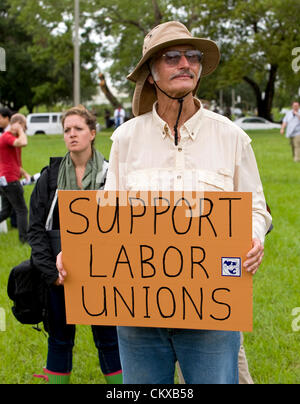 27. August 2012 - Tampa, FL, USA - Personen Zeichen in einem Park, wo 5.000 Demonstranten erwartet wurden, um für den "Marsch auf die RNC" am Morgen von dem geplanten Beginn der Republican National Convention 2012 zu sammeln.  Die tatsächliche Demonstrant Wahlbeteiligung war aufgrund Tropensturm Warnungen ein paar hundert. Stockfoto