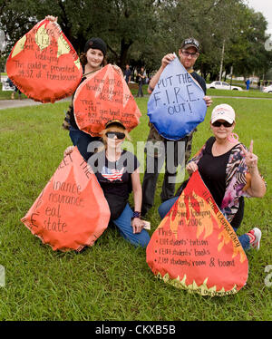 27. August 2012 - Tampa, FL, USA - Menschen halten Regentropfen-förmige Zeichen in einem Park, wo 5.000 Demonstranten erwartet wurden, um für den "Marsch auf die RNC" am Morgen von dem geplanten Beginn der Republican National Convention 2012 zu sammeln.  Die tatsächliche Demonstrant Wahlbeteiligung war aufgrund Tropensturm Warnungen ein paar hundert. Stockfoto
