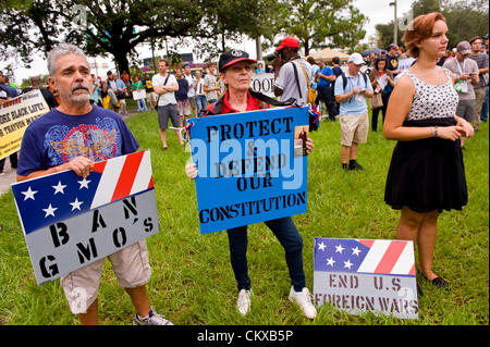 27. August 2012 - Tampa, FL, USA - Personen Zeichen in einem Park, wo 5.000 Demonstranten erwartet wurden, um für den "Marsch auf die RNC" am Morgen von dem geplanten Beginn der Republican National Convention 2012 zu sammeln.  Die tatsächliche Demonstrant Wahlbeteiligung war aufgrund Tropensturm Warnungen ein paar hundert. Stockfoto