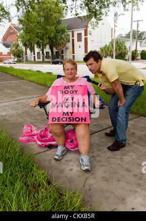 27. August 2012 - Tampa, FL, USA - Personen Zeichen in einem Park, wo 5.000 Demonstranten erwartet wurden, um für den "Marsch auf die RNC" am Morgen von dem geplanten Beginn der Republican National Convention 2012 zu sammeln.  Die tatsächliche Demonstrant Wahlbeteiligung war aufgrund Tropensturm Warnungen ein paar hundert. Stockfoto