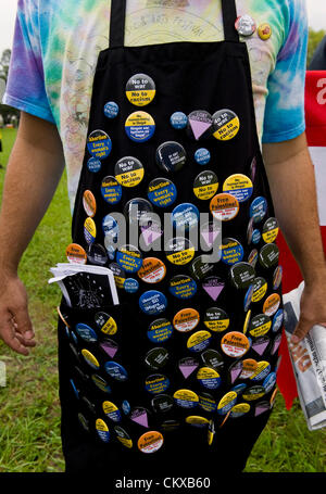 27. August 2012 - Tampa, FL, USA - A Taste Verkäufer trägt seine waren in einem Park, wo 5.000 Demonstranten erwartet wurden, um für den "Marsch auf die RNC" am Morgen von dem geplanten Beginn der Republican National Convention 2012 zu sammeln.  Die tatsächliche Demonstrant Wahlbeteiligung war aufgrund Tropensturm Warnungen ein paar hundert. Stockfoto