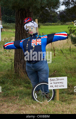 Bisterne, New Forest National Park, Hampshire, UK Montag, 27. August 2012. Bisterne Scarecrow Festival 2012. Boris Johnson in der Ausbildung für Rio 2016 Stockfoto