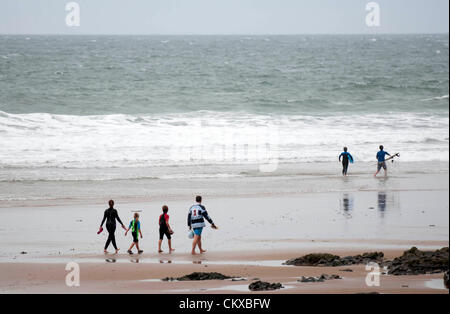 Bank Holiday beach Wetter - Caswell Bucht - Swansea - UK 27. August 2012: Familien in den Wind und Stürme bei Caswell Bucht in der Nähe von Swansea heute Nachmittag spazieren. Stockfoto