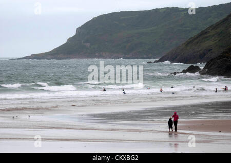 Bank Holiday beach Wetter - Caswell Bucht - Swansea - UK 27. August 2012: Familien in den Wind und Stürme bei Caswell Bucht in der Nähe von Swansea heute Nachmittag spazieren. Stockfoto