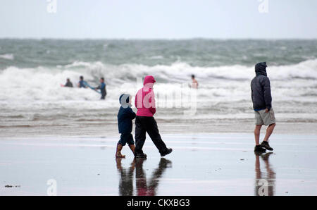 Bank Holiday beach Wetter - Caswell Bucht - Swansea - UK 27. August 2012: Familien in den Wind und Stürme bei Caswell Bucht in der Nähe von Swansea heute Nachmittag spazieren. Stockfoto