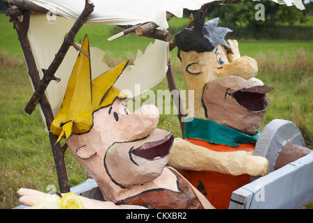 27. August 2012. Bisterne, New Forest National Park, Hampshire, Großbritannien. Bisterne Scarecrow Festival 2012. Yubba Dubba Doo. Die Flintstones in ihrem Auto. Kredit: Carolyn Jenkins / Alamy Live Nachrichten Stockfoto