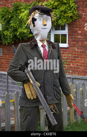 27. August 2012. Bisterne, New Forest National Park, Hampshire, UK. Bisterne Scarecrow Festival 2012. Herzlich Willkommen Sie auf den neuen Halter. Bildnachweis: Carolyn Jenkins / Alamy Live News Stockfoto