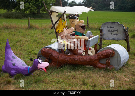 27. August 2012. Bisterne, New Forest National Park, Hampshire, Großbritannien. Bisterne Scarecrow Festival 2012. Yubba Dubba Doo. Die Flintstones in ihrem Auto. Kredit: Carolyn Jenkins / Alamy Live Nachrichten Stockfoto