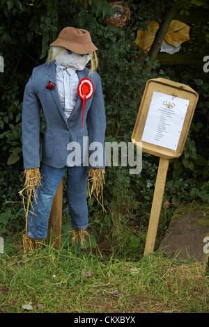 27. August 2012. Bisterne, New Forest National Park, Hampshire, UK. Bisterne Scarecrow Festival 2012. Olympische Herausforderung. Bildnachweis: Carolyn Jenkins / Alamy Live News Stockfoto