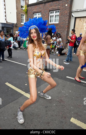 Ganzkörperportrait einer jungen Tänzerin, die in einem knappen Kostüm auftrat, Notting Hill Carnival, London, England, Großbritannien. Stockfoto