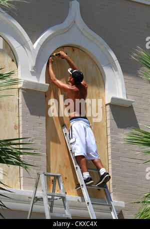 27. August 2012. Aaron Newell Platinen ein Gebäude vor der erwarteten Ankunft des Hurricane Isaac in der Innenstadt von Gulfport, Mississippi, am Montag, 27. August 2012. ZUMA Press/James Edward Bates. Stockfoto