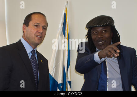 28. August 2012. Jerusalem, Israel. Austausch von Jerusalem Bürgermeister Nir Barkat und Reggae-Musiker Alpha Blondy Smalltalk und zahlreiche lächelt in das Büro des Bürgermeisters. Jerusalem Bürgermeister Nir Barkat begrüßt Alpha Blondy nach Jerusalem in seinem Büro im Rathaus, anlässlich des Blondy vierter Besuch in Israel. Alpha Blondy wird heute Abend auf dem Jerusalem-Reggae-Festival in Sacher Park führen. Stockfoto