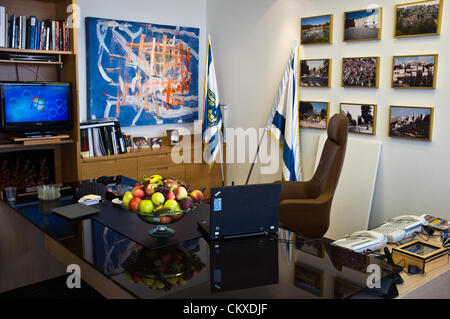 28. August 2012. Jerusalem, Israel. Jerusalem Bürgermeister Nir Barkat Schreibtisch und Büro im Rathaus.  Jerusalem Bürgermeister Nir Barkat begrüßt Alpha Blondy nach Jerusalem in seinem Büro im Rathaus, anlässlich des Blondy vierter Besuch in Israel. Alpha Blondy wird heute Abend auf dem Jerusalem-Reggae-Festival in Sacher Park führen. Stockfoto