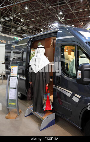 27. August 2012 in Düsseldorf. Arabische Besucher auf dem Caravan Salon Messe 2012. Stockfoto