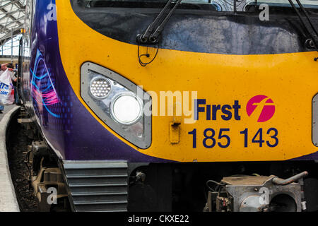 28. August 2012. Einen ersten Trans-Pennine Express Zug am Bahnhof Liverpool Lime Street in Liverpool, England am Dienstag. Der Verkehrsminister hat heute bekannt gegeben, dass die West Coast mainline Franchise-Vertrag zu erwarten war, am Mittwoch, 29. August 2012 von preisgekrönten Bahnbetreiber First Group unterzeichnet werden. Auf Mittwoch, 15. August 2012 wurde bekanntgegeben, dass First Group seine Bewerbung um die West Coast mainline Franchise geleitet gewonnen hatte, überbieten die heutigen Betreiber Jungfrau-Züge, die das Franchise seit den letzten 15 Jahren laufen. Stockfoto