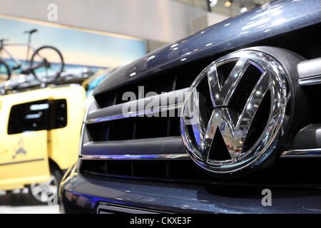 27. August 2012 in Düsseldorf. Volkswagen-Logo auf dem Caravan Salon Messe 2012. Stockfoto