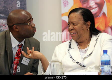 28. August 2012. Cape Town, Südafrika. Wissenschaft und Technologie-Minister Naledi Pandor und die Drug Discovery and Development Centre Professor Kelly Chibale verkünden die Entdeckung einer Einzeldosis-Heilung für Malaria. Klinische Studien für neue Medikamente sollen Ende 2013 stattfinden. (Foto von Gallo Images / Foto24 / Danielle Karallis/Alamy Live News) Stockfoto