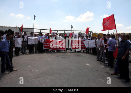 29. August 2012 - Ramallah, Westjordanland, Palästina - palästinensische Demonstranten halten Zeichen während einer Demonstration in Solidarität mit den palästinensischen Gefangenen in israelischen Gefängnissen außerhalb der Ofer Militärgefängnis, in der Nähe von der Westbank Ramallah am 28. August 2012 statt (Credit-Bild: © Issam Rimawi/APA Images/ZUMAPRESS.com) Stockfoto