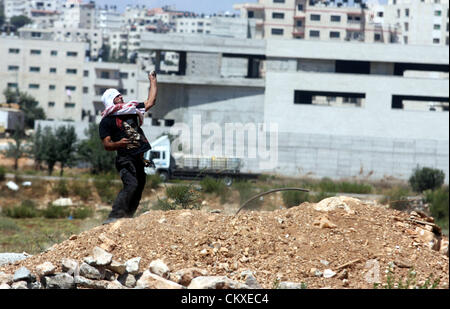 29. August 2012 - Ramallah, Westjordanland, Palästina - ein palästinensischer Demonstrant wirft Steinen auf israelische Soldaten außerhalb der Ofer Militärgefängnis, in der Nähe von der Westbank Ramallah am 28. August 2012, während einer Demonstration in Solidarität mit den palästinensischen Häftlinge in israelischen Gefängnissen (Credit-Bild: © Issam Rimawi/APA Images/ZUMAPRESS.com) Stockfoto