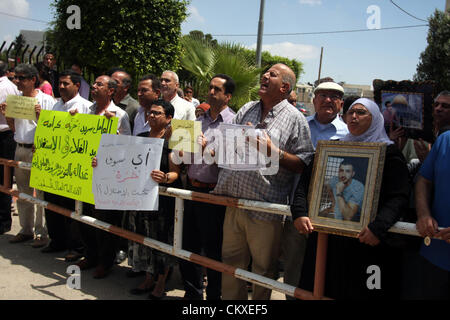 29. August 2012 - Ramallah, Westjordanland, Palästina - palästinensische Demonstranten halten Zeichen während einer Demonstration gegen die hohen Kosten des palästinensischen Ministerpräsidenten Salam Fayad, außerhalb des Büros des Vorsitzes der Regierung, in der Westbank Ramallah am 28. August 2012 (Credit-Bild: © Issam Rimawi/APA Images/ZUMAPRESS.com) Stockfoto