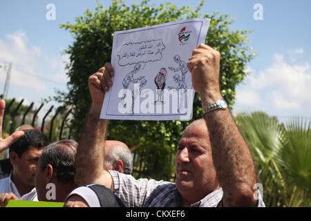 29. August 2012 - Ramallah, Westjordanland, Palästina - ein palästinensischer Demonstrant hält ein Schild während einer Demonstration gegen die hohen Kosten des palästinensischen Ministerpräsidenten Salam Fayad, außerhalb des Büros des Vorsitzes der Regierung, in der Westbank Ramallah am 28. August 2012 (Credit-Bild: © Issam Rimawi/APA Images/ZUMAPRESS.com) Stockfoto