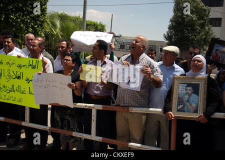 29. August 2012 - Ramallah, Westjordanland, Palästina - palästinensische Demonstranten halten Zeichen während einer Demonstration gegen die hohen Kosten des palästinensischen Ministerpräsidenten Salam Fayad, außerhalb des Büros des Vorsitzes der Regierung, in der Westbank Ramallah am 28. August 2012 (Credit-Bild: © Issam Rimawi/APA Images/ZUMAPRESS.com) Stockfoto