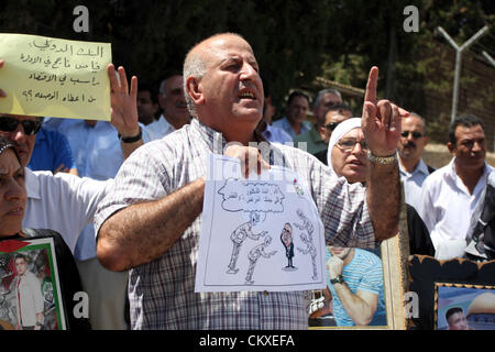 29. August 2012 - Ramallah, Westjordanland, Palästina - ein palästinensischer Demonstrant hält ein Schild während einer Demonstration gegen die hohen Kosten des palästinensischen Ministerpräsidenten Salam Fayad, außerhalb des Büros des Vorsitzes der Regierung, in der Westbank Ramallah am 28. August 2012 (Credit-Bild: © Issam Rimawi/APA Images/ZUMAPRESS.com) Stockfoto