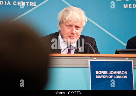 London, UK - 28. August 2012: Boris Johnson, Bürgermeister von London, während der Pressekonferenz "Sicherheit und Transport Bereitschaft für die Paralympics" im Media Center London. Stockfoto