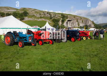 Yorkshire, Vereinigtes Königreich. Oldtimer und klassische Traktor Display im 115. jährliche Kilnsey Show & Sports auf Dienstag, 28. August 2012. Die Yorkshire Dales Prunkstück ist von Upper Wharfedale Landwirtschafts-Gesellschaft in der Nähe von Kilnsey Crag 12 Meilen nördlich von Skipton inszeniert. Stockfoto