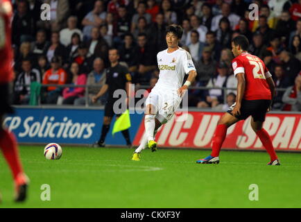 Liberty Stadium, Swansea, Großbritannien. 28. August 2012.   Im Bild: Ki Sung-Yueng von Swansea (L). Capital One Cup Spiel, Swansea City FC V Barnsley an der Liberty Stadium, South Wales, UK. Bildnachweis: D Legakis / Alamy Live News Stockfoto