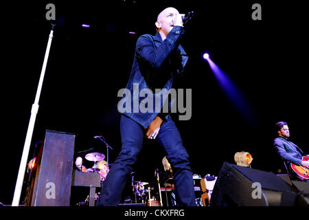 Toronto, Kanada. 28. August 2012. Amerikanische Klavier Rockband führt THE FRAY im Canadian Molson Amphitheatre. Im Bild lead-Sänger Isaac Slade. (DCP/N8N) Bildnachweis: © n8n Foto / Alamy Live News Stockfoto