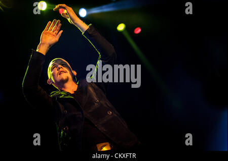 Toronto, Ontario, Kanada. 28. August 2012. ISAAC SLADE, Lead-Sänger der amerikanischen Piano Rock-Band "The Fray" führt im Molson Amphitheatre in Toronto (Bild Kredit: Kredit: Igor Vidyashev/ZUMAPRESS.com/Alamy Live News) Stockfoto