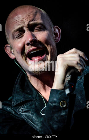 Toronto, Ontario, Kanada. 28. August 2012.  ISAAC SLADE, Lead-Sänger der amerikanischen Piano Rock-Band "The Fray" führt im Molson Amphitheatre in Toronto (Bild Kredit: Kredit: Igor Vidyashev/ZUMAPRESS.com/Alamy Live News) Stockfoto