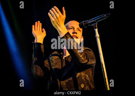 Toronto, Ontario, Kanada. 28. August 2012. ISAAC SLADE, Lead-Sänger der amerikanischen Piano Rock-Band "The Fray" führt im Molson Amphitheatre in Toronto (Bild Kredit: Kredit: Igor Vidyashev/ZUMAPRESS.com/Alamy Live News) Stockfoto