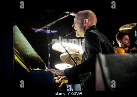 Toronto, Ontario, Kanada. 28. August 2012. ISAAC SLADE, lead Sänger und BEN WYSOCKI, Schlagzeuger der amerikanischen Klavier Rockband "The Fray" im Molson Amphitheatre in Toronto ausführen (Bild Kredit: Kredit: Igor Vidyashev/ZUMAPRESS.com/Alamy Live News) Stockfoto