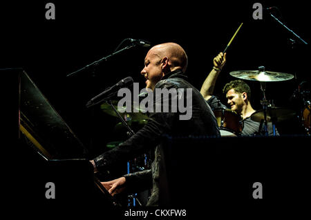 Toronto, Ontario, Kanada. 28. August 2012.  ISAAC SLADE, lead Sänger und BEN WYSOCKI, Schlagzeuger der amerikanischen Klavier Rockband "The Fray" im Molson Amphitheatre in Toronto ausführen (Bild Kredit: Kredit: Igor Vidyashev/ZUMAPRESS.com/Alamy Live News) Stockfoto